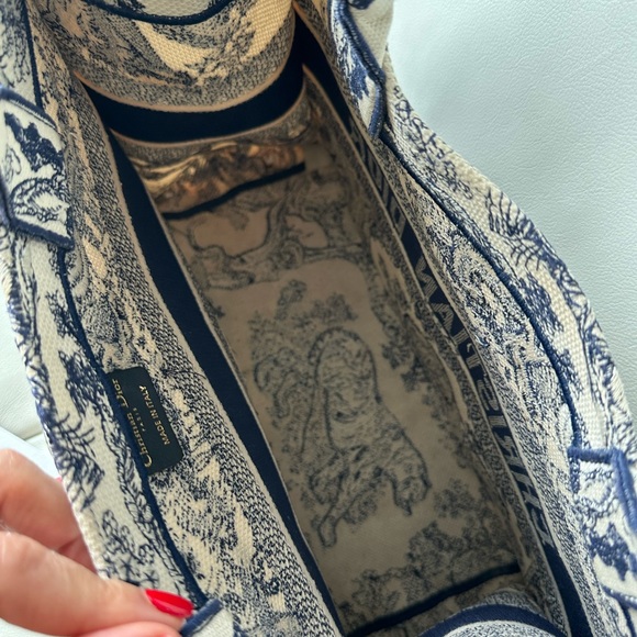 Christian Dior Medium Tote Ecru and Blue Toile de Jouy Embroidery - Picture 8 of 17
